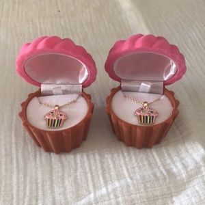 🆕 Adorable set of 2 Cup Cake Necklaces.